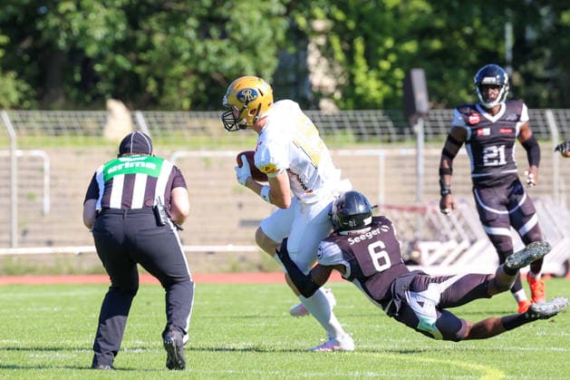 August 8, 2026, Berlin Rebels vs. Dresden Monarchs, GFL, Mommsenstadion, Berlin Anthony Tittel of the Dresden Monarchs, No. 15, is running with the ball; Darwin Forbah of the Berlin Rebels, No. 06, is trying to stop him