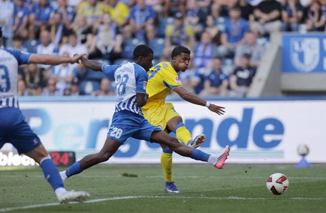 Pierre Nadjombe, 1. FC Magdeburg; Junior Ze, Eintracht Braunschweig Soccer, Men s, 2026–2027 Season, 2. Bundesliga, Avnet Arena, Matchday 1, 1 FC Magdeburg vs. Eintracht Braunschweig, 1–6. DFL regulations prohibit any use of photographs as image sequences and or quasi-video.