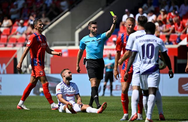 Referee Eric Weisbach shows Oualid Mhamdi (1 FC Heidenheim 1846 FCH 22, not shown in the frame) a yellow card. 1 FC Heidenheim 1846 FCH vs. VfL Osnabrück, August 8, 2026 DFL regulations prohibit any use of photographs as image sequences and or quasi-video. 1 FC Heidenheim 1846 FCH vs. VfL Osnabrück