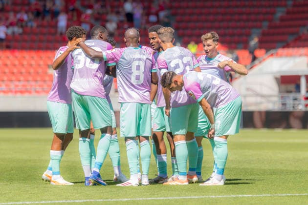 Ingolstadt, Germany, August 8, 2026, 3rd League 2026–2027, Matchday 1: FC Ingolstadt 04 vs. FC Würzburger Kickers. Pictured in the crowd, FWK goal scorer Tarsis Bonga celebrates with his teammates after scoring the 1–1 equalizer, DFB and DFL regulations prohibit any use of photographs as image sequences and or quasi-video. Audi Sportpark Bayern Copyright: xFotostandx xSchäferx