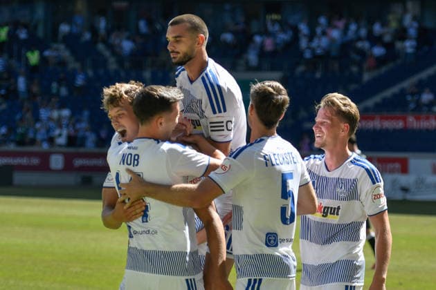 Ben Schlicke (Duisburg 40) celebrates with the team after scoring the goal that made it 2–0 on August 8, 2026 ¢ Soccer ¢ MSV Duisburg vs. SV Meppen, Schauinsland Reisen Arena, Duisburg, DFB and DFL regulations prohibit any use of photographs as image sequences and or quasi-video. NRW, Germany Copyright: xpepphotox xSaschaxWeizx pep00321, pep_20260808_hm_53322