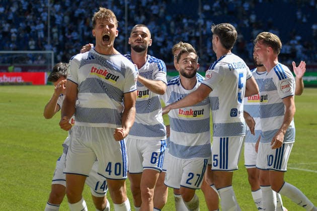 Ben Schlicke (Duisburg 40) celebrates with the team after scoring the goal that made it 2–0 on August 8, 2026 ¢ Soccer ¢ MSV Duisburg vs. SV Meppen, Schauinsland Reisen Arena, Duisburg, DFB and DFL regulations prohibit any use of photographs as image sequences and or quasi-video. NRW, Germany Copyright: xpepphotox xSaschaxWeizx pep00321, pep_20260808_hm_53337