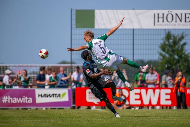 Friendly Match: Werder Bremen vs. SC Paderborn 07, August 8, 2026: Kennedy Okpala (SC Paderborn 07), 10, Amos Pieper (Werder Bremen), 5. Friendly match: Werder Bremen vs. SC Paderborn 07 on August 8, 2026, at Oyther Berg Stadium in Vechta, Germany, Copyright: xBEAUTIFULxSPORTS Neddermannx