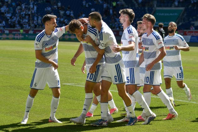 Ben Schlicke (Duisburg 40) celebrates with the team after scoring the goal that made it 2–0 on August 8, 2026 ¢ Soccer ¢ MSV Duisburg vs. SV Meppen, Schauinsland Reisen Arena, Duisburg, DFB and DFL regulations prohibit any use of photographs as image sequences and or quasi-video. NRW, Germany Copyright: xpepphotox xSaschaxWeizx pep00321, pep_20260808_hm_53328