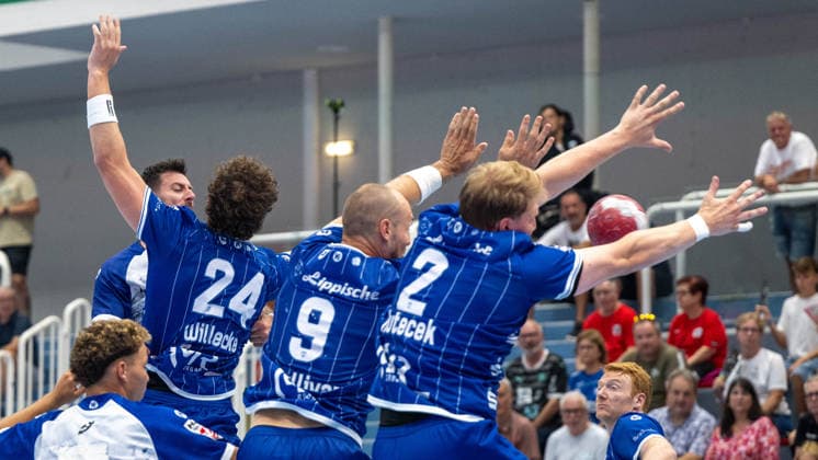 HANDBALL - ALPLA Sommercup HARD,AUSTRIA,08.AUG.26 - HANDBALL - ALPLA Sommercup, third place match, HC Hard vs TBV Lemgo Lippe. Image shows Matthias Hild (Hard) and a defensive wall with Joel Willecke, Christian O Sullivan and Lukas Hutecek (Lemgo).  GEPAxpictures xOliverxLerch
