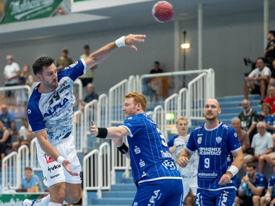 HANDBALL - ALPLA Sommercup HARD,AUSTRIA,08.AUG.26 - HANDBALL - ALPLA Sommercup, third place match, HC Hard vs TBV Lemgo Lippe. Image shows Matthias Hild (Hard), Nicolai Theilinger and Christian O Sullivan (Lemgo).  GEPAxpictures xOliverxLerch