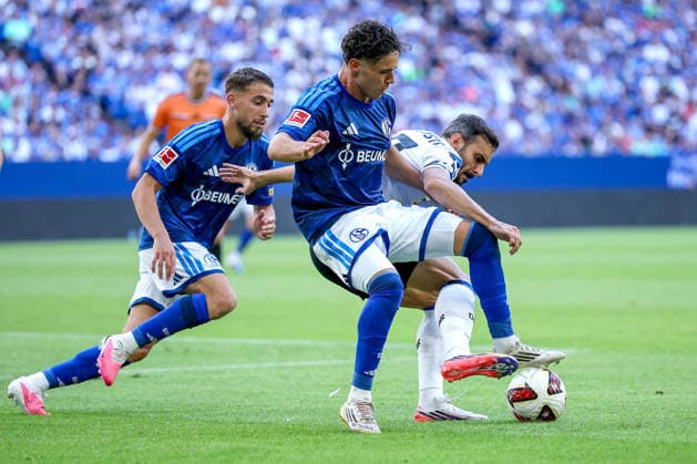 August 8, 2026, Soccer, FC Schalke 04 vs. Atalanta Bergamo, Friendly Match, Veltins Arena, Gelsenkirchen, 2026–2027 Season: Adil Aouchiche (FC Schalke 04, 24) and Soufiane El Faouzi (FC Schalke 04, 23) in a tackle against Davide Zappacosta (Atalanta Bergamo, 77). DFB regulations prohibit any use of photographs as image sequences and or quasi-video. North Rhine-Westphalia Westphalia, Germany