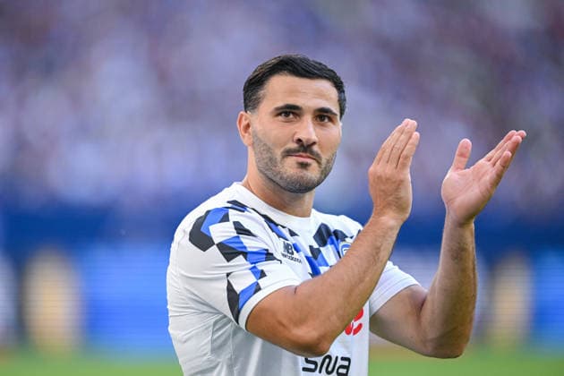 August 8, 2026, Soccer, 2026–2027 season, Friendly match, FC Schalke 04 vs. Atalanta Bergamo, Sead Kolasinac of Atalanta Bergamo greets FC Schalke 04 fans as he enters the game, xRHR PHOTO YYx Copyright: KROEGER RHR-FOTOx RHR-FOTO YY