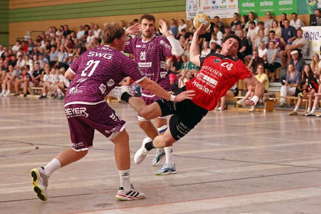 August 8, 2026, xovx, Lindencup Handball Tournament, TV Hüttenberg vs. Pfadi Winterthur; from left: Julius Gümbel (TV Hüttenberg), Leif Haack (TV Hüttenberg), Mehdi Ben Romdhane (Pfadi Winterthur); Linden Stadthalle, Hesse, Germany, DE