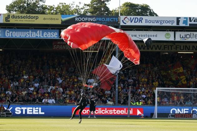 DEVENTER - Parachutists land on the field prior to the Dutch Eredivisie match between Go Ahead Eagles and Willem II at De Adelaarshorst on August 8, 2026, in Deventer, the Netherlands. VINCENT JANNINK ANP Eredivisie 2026 27 xVIxANPxSportx xxANPxIVx 565094698 originalFilename: 565094698.jpg
