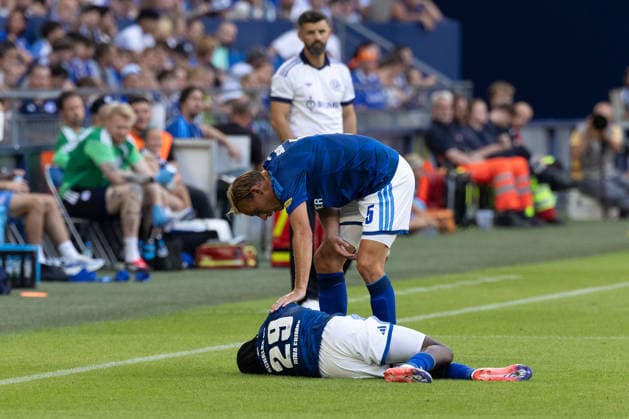 Gelsenkirchen, Germany, August 26, Junior Dina Ebimbe, 29, of FC Schalke 04, lies injured on the field during the friendly match between FC Schalke 04 and Atalanta Bergamo at the Veltins Arena in Gelsenkirchen. Photo by Joachim Bywaletz. DFB and DFL regulations prohibit any use of photographs as iIMAGE SEQUENCES AND OR QUASI-VIDEO Copyright: JoachimxBywaletz xJB-Sportfoto