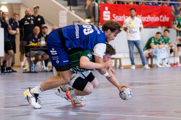 Stefan BAUER (HBW Balingen Weilstetten), No. 99, in a one-on-one battle against Erik PERSSON (FRISCH AUF Goeppingen), No. 22 (GER), FRISCH AUF Goeppingen vs. HBW Balingen Weilstetten, Handball, Preseason, Tournament, S Cup Altensteig, Semifinal, 2026–2027 Season, August 8, 2026, GER, FRISCH AUF Goeppingen vs. HBW Balingen Weilstetten, Handball, Preseason, Tournament, S Cup Altensteig, Semifinal, 2026–2027 Season, August 8, 2026, Altensteig Copyright: xEibnerxPressefoto OliverxSchmidtx EP_OST