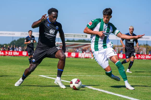 Kennedy Okpala, SC Paderborn 07, 10, Julian Malatini, Julian Malatini, Werder Bremen, 22, German soccer, 2026–27 season, second friendly match of the day, August 8, 2026, Werder Bremen vs. SC Paderborn 07, Stadion am Oyther Berg, Oythe, Vechta, Lower Saxony Copyright: xLeonxFrickx