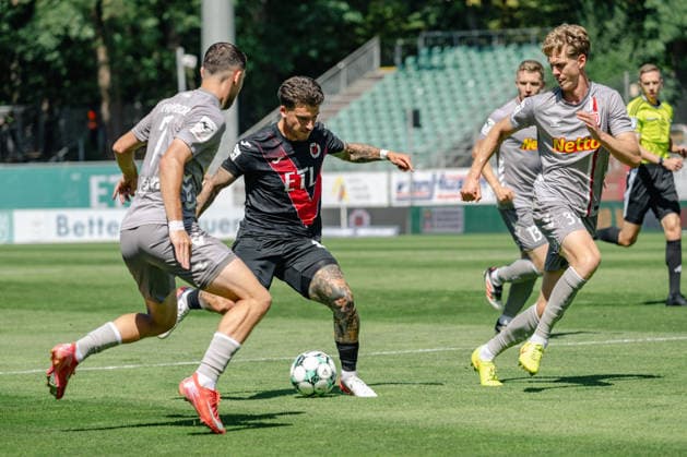 Tackle between Oscar Schoenfelder (SSV Jahn Regensburg, 07) and Niklas Castelle (Viktoria Cologne, 44) – FC Viktoria Cologne vs. SSV Jahn Regensburg, Soccer, 3. Liga, Matchday 1, 2026–2027 Season, August 8, 2026 DFL DFB regulations prohibit any use of photographs as image sequences and or quasi-video FC Viktoria Cologne vs. SSV Jahn Regensburg, soccer, 3rd Division, Matchday 1, 2026–2027 season, August 8, 2026, Cologne Copyright: xEibner-Pressefoto ThomasxHaeslerx EP_THR