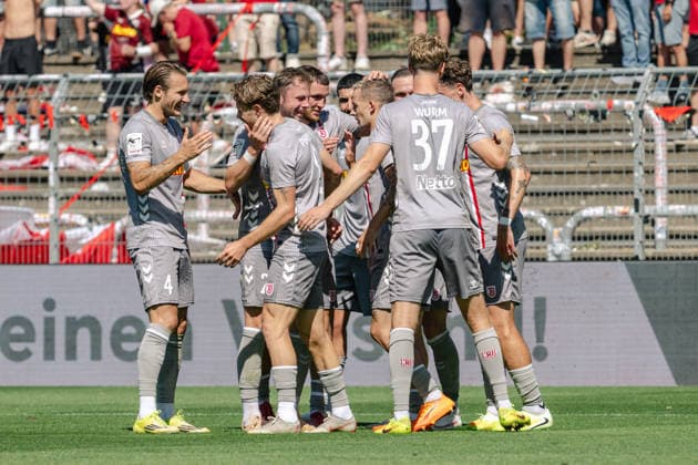 The Regensburg players celebrate David Philipp s goal. SSV Jahn Regensburg, 08 FC Viktoria Cologne vs. SSV Jahn Regensburg, Soccer, 3. Liga, Matchday 1, 2026–2027 season, August 8, 2026 DFL DFB regulations prohibit any use of photographs as image sequences and or quasi-video FC Viktoria Cologne vs. SSV Jahn Regensburg, soccer, 3rd Division, Matchday 1, 2026–2027 season, August 8, 2026, Cologne Copyright: xEibner-Pressefoto ThomasxHaeslerx EP_THR