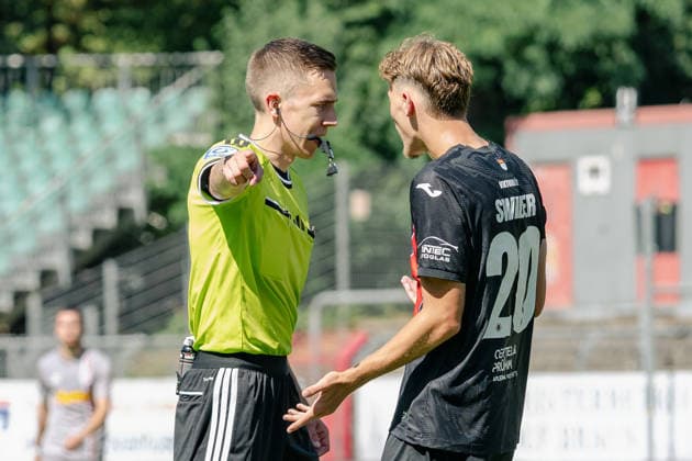 Niklas Swider of Viktoria Cologne, 20, cannot understand referee Lennart Kernchen’s decision. FC Viktoria Cologne vs. SSV Jahn Regensburg, Soccer, 3rd Division, Matchday 1, 2026–2027 Season, August 8, 2026 DFL DFB regulations prohibit any use of photographs as image sequences and or quasi-video FC Viktoria Cologne vs. SSV Jahn Regensburg, soccer, 3rd Division, Matchday 1, 2026–2027 season, August 8, 2026, Cologne Copyright: xEibner-Pressefoto ThomasxHaeslerx EP_THR