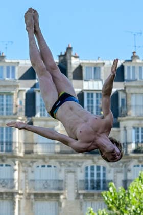 Lander Roels of Belgium competes in the high diving 20m Round 3-4 Men Final during the European Aquatics Championships at the River Seine in Paris (France), August 8, 2026. Giorgio Scala DBM - Deepbluemedia Insidefoto
