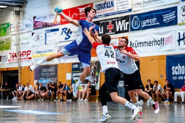 August 8, 2026, xdobgx, 2026 Heide Cup Handball Tournament, VfL Gummersbach HOJ Elite vs. Miro Schluroff (VfL Gummersbach), No. 15 taking a shot, in action, throwing; Mikkel Olsen (HOJ Elite), No. 42; Thomas Solstad (HOJ Elite), No. 44; head-to-head battle, duel, fight, tackle; Schneverdingen