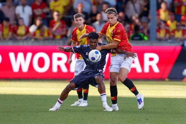 DEVENTER , 08-08-2026 , Stadium De Adelaarshorst , season 2026 2027 , Dutch Eredivisie football . match between Go Ahead Eagles and Willem II, Picture shows Willem II player Jaden Slory, Go Ahead Eagles player Evert Linthorst Go Ahead Eagles - Willem II  x205554287x Copyright: