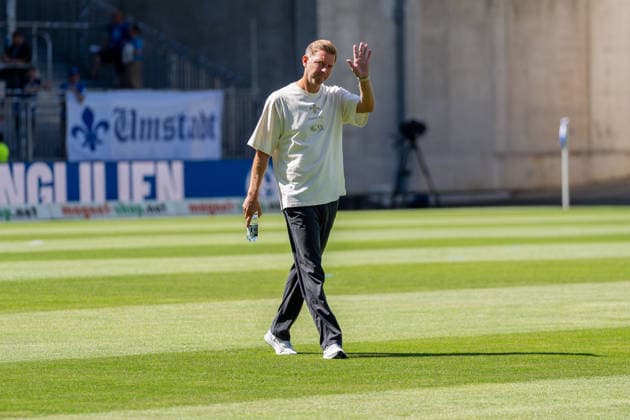 Cutout, Portrait, Waving, Gesture, Body Language Florian Kohfeldt, SV Darmstadt 98, Head Coach before the game, GER, SV Darmstadt 98 vs. Holstein Kiel, Soccer, 2. Bundesliga, Matchday 1, 2026–2027 Season, August 8, 2026, DFL regulations prohibit any use of photographs as image sequences and or quasi-video, GER, SV Darmstadt 98 vs. Holstein Kiel, soccer, 2. Bundesliga, Matchday 1, 2026–2027 Season, August 8, 2026, Darmstadt Copyright: xEibner-Pressefoto J-NxGroemlingx EP_JGG