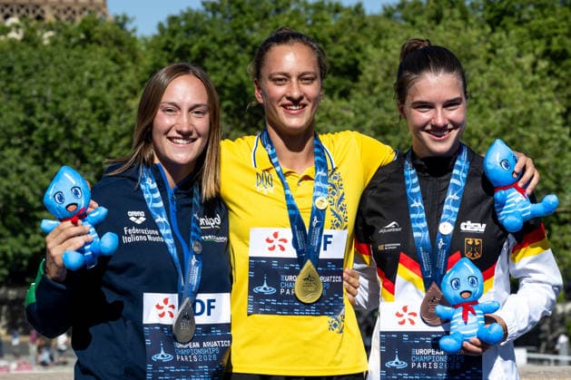 Elisa Cosetti of Italy, silver, Nelli Chukanivska of Ukraine, gold, Maike Elena Halbisch of Germany, bronze attend the medal ceremony of the high diving 20m Round 3-4 Women Final during the European Aquatics Championships at the River Seine in Paris (France), August 8, 2026. Giorgio Scala DBM - Deepbluemedia Insidefoto