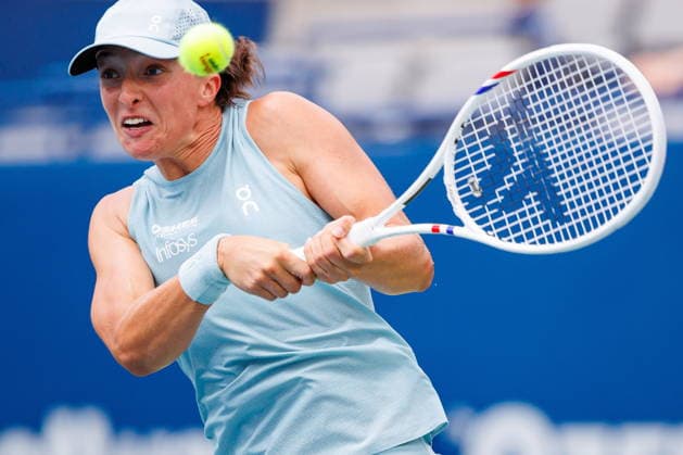 August 8, 2026, Toronto, On, Canada: Iga Swiatek of Poland returns the ball from Marta Kostyuk of Ukraine during round of 16 National Bank Open Tennis action in Toronto, on Saturday, Aug. 8, 2026. Canada News - August 8, 2026  - ZUMAc35_ 20260808_zaf_c35_006 Copyright: xKeitoxNewmanx