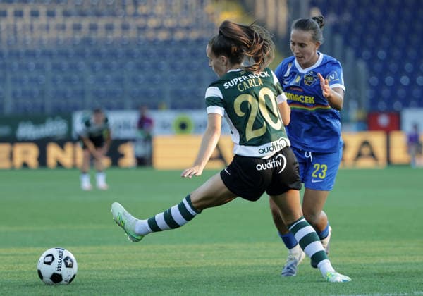 SOCCER - WCL, St.Poelten vs Sporting SANKT POELTEN,AUSTRIA,08.AUG.26 - SOCCER - UEFA Women s Champions League, qualification, SKN Sankt Poelten vs Sporting CP. Image shows Carla Armengol (Lissabon) and Fanny Vago (St.Poelten).  GEPAxpictures xWalterxLuger