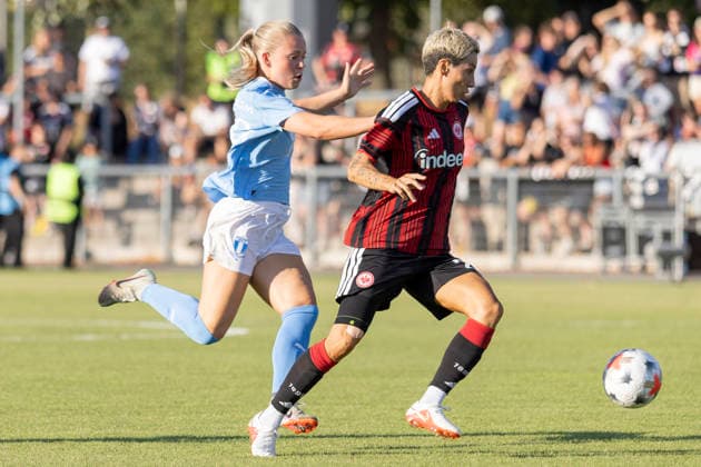 UWCL Qualifier: Eintracht Frankfurt vs. Malmö FF, August 8, 2026; Älvali Lindström (Malmö FF, 29) and Sara Doorsoun (Eintracht Frankfurt, 23) battle for the ball, Eintracht Frankfurt vs. Malmö FF, Frankfurt, Stadion am Brentanobad, August 8, 2026 Copyright: xBEAUTIFULxSPORTS Gawlikx