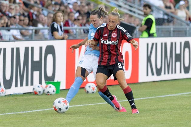 UWCL Qualifier: Eintracht Frankfurt vs. Malmö FF, August 8, 2026; Hanna Bennison (Eintracht Frankfurt) 8, Larkin Russell (Malmö FF) 19, battling for the ball; Eintracht Frankfurt vs. Malmö FF, Frankfurt, Stadion am Brentanobad, August 8, 2026 Copyright: xBEAUTIFULxSPORTS Gawlikx