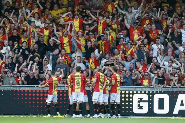 DEVENTER - Erik Flataker of Go Ahead Eagles receives congratulations after scoring the 3-1 goal during the Dutch Eredivisie match between Go Ahead Eagles and Willem II at De Adelaarshorst on August 8, 2026, in Deventer, the Netherlands. VINCENT JANNINK ANP Eredivisie 2026 27 xVIxANPxSportx xxANPxIVx 565100729 originalFilename: 565100729.jpg