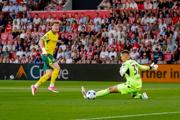EINDHOVEN: Fortuna Sittard midfielder Ole Lennard Ter Haar Romenij and PSV Eindhoven goalkeeper Matej Kovar during the Vriendenloterij Eredivisie match between PSV and Fortuna Sittard at Philips Stadion on August 8, 2026, in Eindhoven, Netherlands. Photo by DeFodi Images