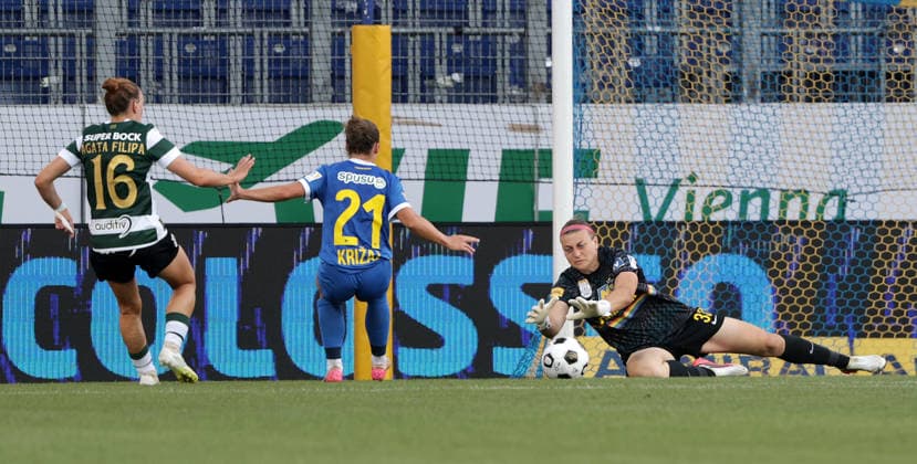 SOCCER - WCL, St.Poelten vs Sporting SANKT POELTEN,AUSTRIA,08.AUG.26 - SOCCER - UEFA Women s Champions League, qualification, SKN Sankt Poelten vs Sporting CP. Image shows Agata Pimenta (Lissabon), Izabela Krizaj and Carina Schlueter (St.Poelten).  GEPAxpictures xWalterxLuger
