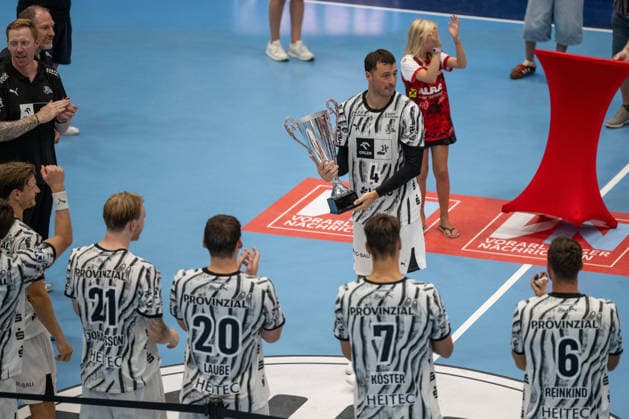 HANDBALL - ALPLA Sommercup HARD,AUSTRIA,08.AUG.26 - HANDBALL - ALPLA Sommercup, final, HC Kriens-Luzern vs THW Kiel. Image shows Domagoj Duvnjak (Kiel) with the trophy and the rejoicing of Kiel.  GEPAxpictures xOliverxLerch