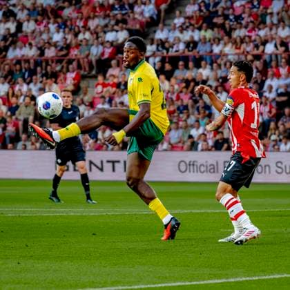EINDHOVEN: Fortuna Sittard forward Lequincio Zeefuik and PSV Eindhoven defender Mauro Junior during the Vriendenloterij Eredivisie match between PSV and Fortuna Sittard at Philips Stadion on August 8, 2026, in Eindhoven, Netherlands. Photo by DeFodi Images