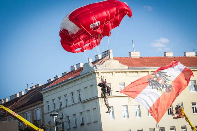 AMERICAN FOOTBALL - AFLE, Vikings vs Panthers VIENNA,AUSTRIA,08.AUG.26 - AMERICAN FOOTBALL - AFLE, American Football League Europe, Vienna Vikings vs Panthers Wroclaw. Image shows a feature of a base jumper of the army.  GEPAxpictures xDavidxBitzan