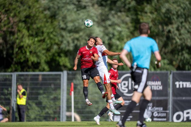 Tackle between Niklas Pollex of SG Sonnenhof Großaspach, 18, and Fortuna Köln, 18, SG Sonnenhof Großaspach vs. Fortuna Köln, Soccer, 3rd Division, Matchday 1, August 8, 2026, DFB regulations prohibit any use of photographs as image sequences and or quasi-video. Aspach, Baden-Württemberg, Germany Copyright: xkolbert-press PhilipxZieglerx
