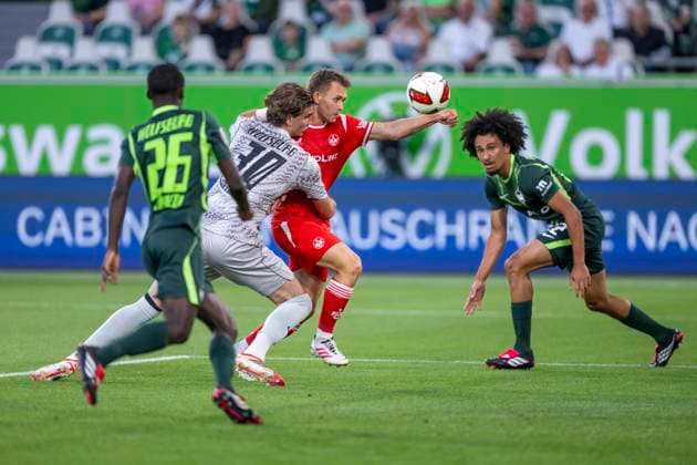 August 8, 2026 Soccer, 2. Bundesliga: VfL Wolfsburg vs. 1. FC Kaiserslautern, Matchday 1 at the Volkswagen Arena: Goalkeeper Jakub Zielinski of VfL Wolfsburg and Naatan Skyttä of 1. FC Kaiserslautern battle for the ball. IMPORTANT NOTICE: In accordance with the regulations of the DFL and the DFB, it is prohibited to use or allow the use of photographs taken in the stadium and or during the match in the form of sequential images and or video-like photo series Copyright: xDavidxInderliedx