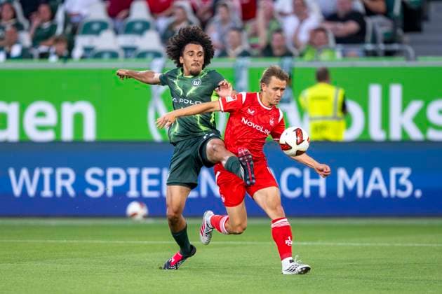 August 8, 2026 Soccer, 2. Bundesliga: VfL Wolfsburg vs. 1. FC Kaiserslautern, Matchday 1 at the Volkswagen Arena: Mathys Angely of VfL Wolfsburg and Naatan Skyttä of 1. FC Kaiserslautern battle for the ball. IMPORTANT NOTICE: In accordance with the regulations of the DFL and the DFB, it is prohibited to use or allow the use of photographs taken in the stadium and or during the match in the form of sequential images and or video-like photo series Copyright: xDavidxInderliedx