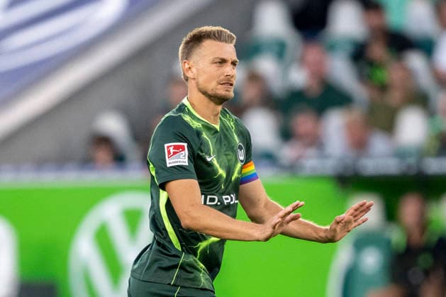 August 8, 2026 Soccer, 2. Bundesliga: VfL Wolfsburg vs. 1. FC Kaiserslautern, Matchday 1 at the Volkswagen Arena; Hauke Wahl of VfL Wolfsburg gives instructions. IMPORTANT NOTICE: In accordance with DFL and DFB regulations, it is prohibited to use or allow the use of photographs taken in the stadium and or during the match in the form of sequential images and or video-like photo sequences Copyright: xDavidxInderliedx
