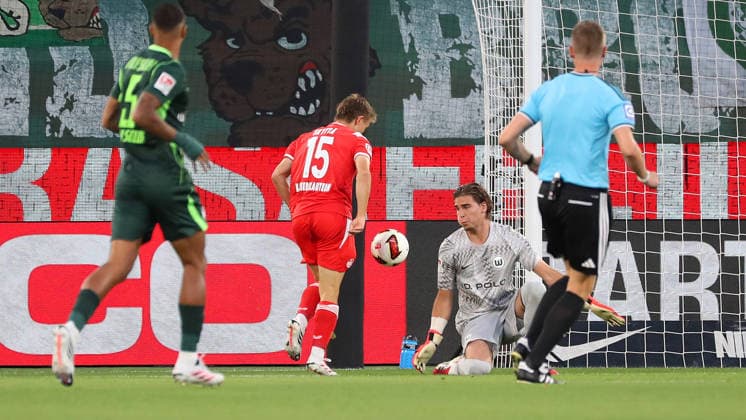 VfL vs. 1 FCK, 2. Bundesliga Wolfsburg, August 8, 2026, Soccer, Men s, 2. Bundesliga, 2026–2027 Season, VfL Wolfsburg vs. 1. FC Kaiserslautern, Naatan Skyttä (1. FC Kaiserslautern), Goalkeeper Jakub Zielinski (VfL Wolfsburg). DFL and DFB regulations prohibit any use of photographs as image sequences and or quasi-video. Volkswagen Arena, Lower Saxony, Germany