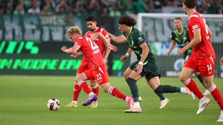 VfL vs. 1 FCK, 2nd Bundesliga Wolfsburg, August 8, 2026, Soccer, Men s, 2nd Bundesliga, 2026–2027 Season, VfL Wolfsburg vs. 1. FC Kaiserslautern, Mika Haas (1. FC Kaiserslautern), Fraser Hornby (VfL Wolfsburg). DFL and DFB regulations prohibit any use of photographs as image sequences and or quasi-video. Volkswagen Arena, Lower Saxony, Germany