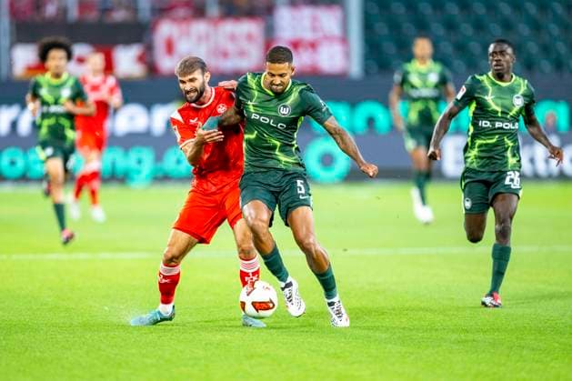 August 8, 2026 Soccer, 2. Bundesliga: VfL Wolfsburg vs. 1. FC Kaiserslautern, Matchday 1 at the Volkswagen Arena: Simon Asta (1. FC Kaiserslautern) and Vinicius Souza (VfL Wolfsburg) battle for the ball. IMPORTANT NOTICE: In accordance with the guidelines of the DFL and the DFB, it is prohibited to use or allow the use of photographs taken in the stadium and or during the match in the form of sequential images and or video-like photo sequences Copyright: xDavidxInderliedx