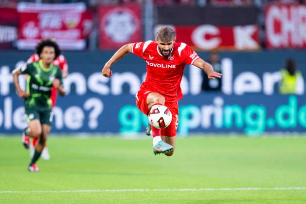 August 8, 2026 Soccer, 2. Bundesliga: VfL Wolfsburg vs. 1. FC Kaiserslautern, Matchday 1 at the Volkswagen Arena. Simon Asta of 1. FC Kaiserslautern runs with the ball at his feet. IMPORTANT NOTICE: In accordance with the guidelines of the DFL and the DFB, it is prohibited to use or allow the use of photographs taken in the stadium and or during the match in the form of sequential images and or video-like photo sequences Copyright: xDavidxInderliedx