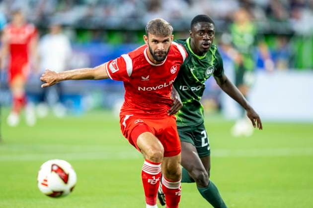August 8, 2026 Soccer, 2. Bundesliga: VfL Wolfsburg vs. 1. FC Kaiserslautern, Matchday 1 at the Volkswagen Arena: Simon Asta (1. FC Kaiserslautern) and Sael Kumbedi (VfL Wolfsburg) battle for the ball. IMPORTANT NOTICE: In accordance with the guidelines of the DFL and the DFB, it is prohibited to use or allow the use of photographs taken in the stadium and or during the game in the form of sequential images and or video-like photo series Copyright: xDavidxInderliedx
