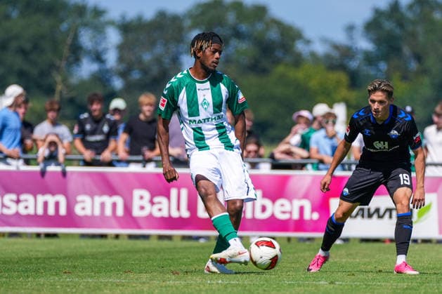 Samuel Mbangula, Werder Bremen, 7, Laurin Curda, SC Paderborn 07, 17, German Soccer, 2026–27 Season, first friendly match of the day, August 8, 2026, Werder Bremen vs. SC Paderborn 07, Stadion am Oyther Berg, Oythe, Vechta, Lower Saxony Copyright: xLeonxFrickx