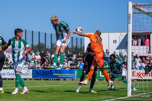 Alexander Schlager, Werder Bremen, 30, Oskar Wojcik, Oskar Wojcik, Werder Bremen, 3, German soccer, 2026–27 season, second friendly match of the day, August 8, 2026, Werder Bremen vs. SC Paderborn 07, Stadion am Oyther Berg, Oythe, Vechta, Lower Saxony Copyright: xLeonxFrickx