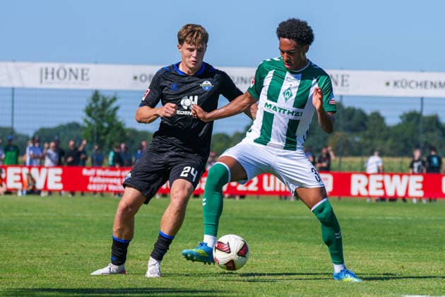 Paul Erevbenagie, Werder Bremen, 38; Niklas Mohr, SC Paderborn 07, 24; German soccer, 2026–27 season, second friendly match of the day, August 8, 2026; Werder Bremen vs. SC Paderborn 07, Stadion am Oyther Berg, Oythe, Vechta, Lower Saxony Copyright: xLeonxFrickx