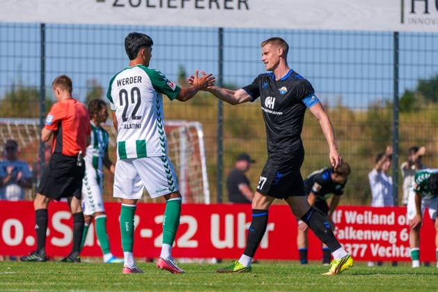 Julian Malatini, Julian Malatini (Werder Bremen), 22, Steffen Tigges (SC Paderborn 07), 27; handshake after the final whistle; German soccer; 2026–27 season; second friendly match of the day; August 8, 2026; Werder Bremen vs. SC Paderborn 07, Stadion am Oyther Berg, Oythe, Vechta, Lower Saxony Copyright: xLeonxFrickx