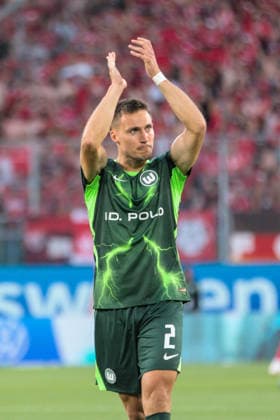 August 8, 2026 Men s Soccer 2026–2027 2. Bundesliga Matchday 1 VfL Wolfsburg vs. FC Kaiserslautern Volkswagen Arena, Wolfsburg Kilian Fischer (Wolfsburg, No. 2, in green) greets the fans in the stands before the game Wolfsburg, Lower Saxony, Germany