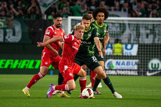 Mika Haas (Kaiserslautern), 22, in a tackle with Elvis Rexhbecaj (VFL Wolfsburg), 37, August 8, 2026, VFL Wolfsburg vs. 1. FC Kaiserslautern, Soccer, 2. Bundesliga, Volkswagen Arena, Wolfsburg. DFL regulations prohibit any use of photographs as image sequences and or quasi-video. Copyright: HMBxMedia xFinnxWeidmann